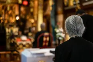 本堂でお経を読んでいる人