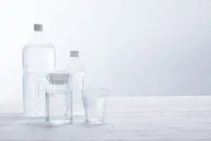 入れ物に入った水の写真